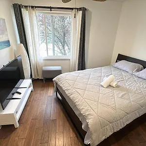 5 Mins Walk To Skytrain Station Canadá